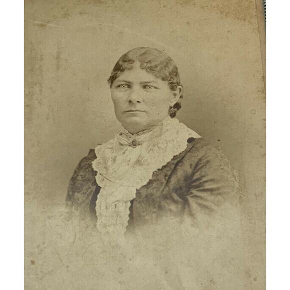 Antique Photo Cabinet Card Strode Kokomo, IN Pretty Woman With Haunting Eyes SEE - Picture 1 of 3